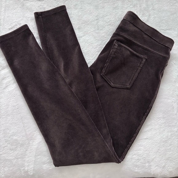 HUE Pants - HUE Classic Brown Corduroy Mid-Rise Pull On Leggings--M